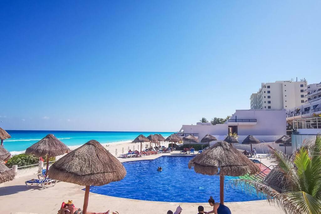 Villa Aurora Beautiful Beachfront Apartment แคนคูน ภายนอก รูปภาพ